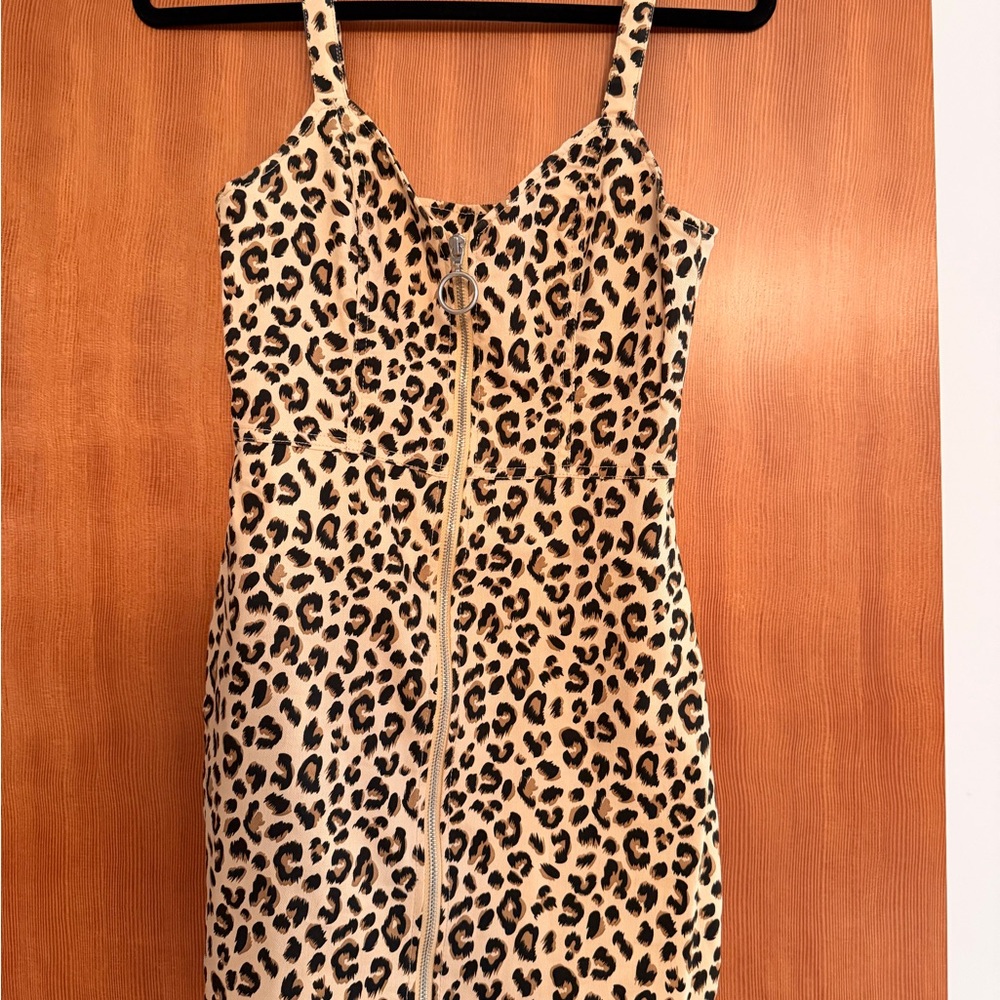 Chic Leopard Print Dress with Zipper